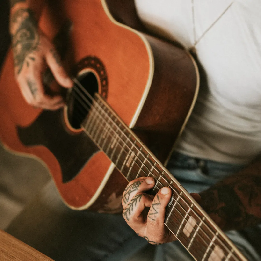 Toque violão do zero em 6 meses, passo a passo! 24 aulas, 6 ritmos e 22 músicas. 7 dias de garantia. Comece hoje!