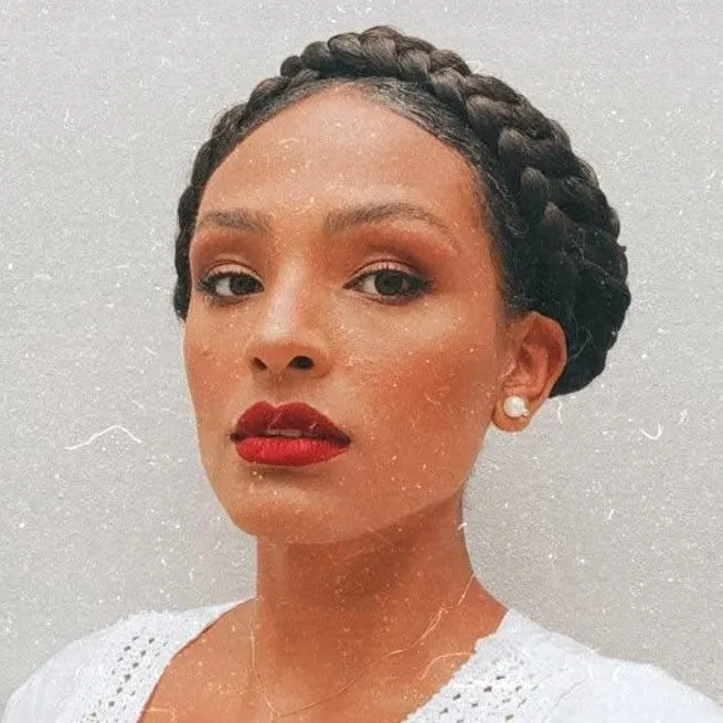 TRANÇAS EM CABELO CRESPO PARA FORMAÇÃO DE PENTEADOS por BRENDA LEITE