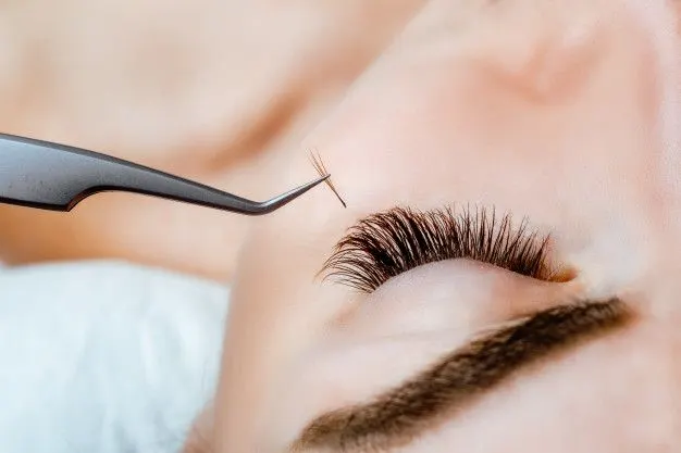 Curso 4 em 1 Alongamento Cílios fio a fio, Volume Russo, 3D e Tufinho
