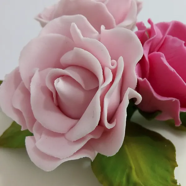 Como fazer flores de açúcar para bolos e doces