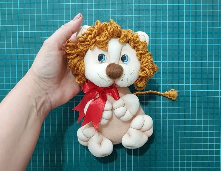 Curso Creativo de Confección Muñeco LEON con Técnica Soft