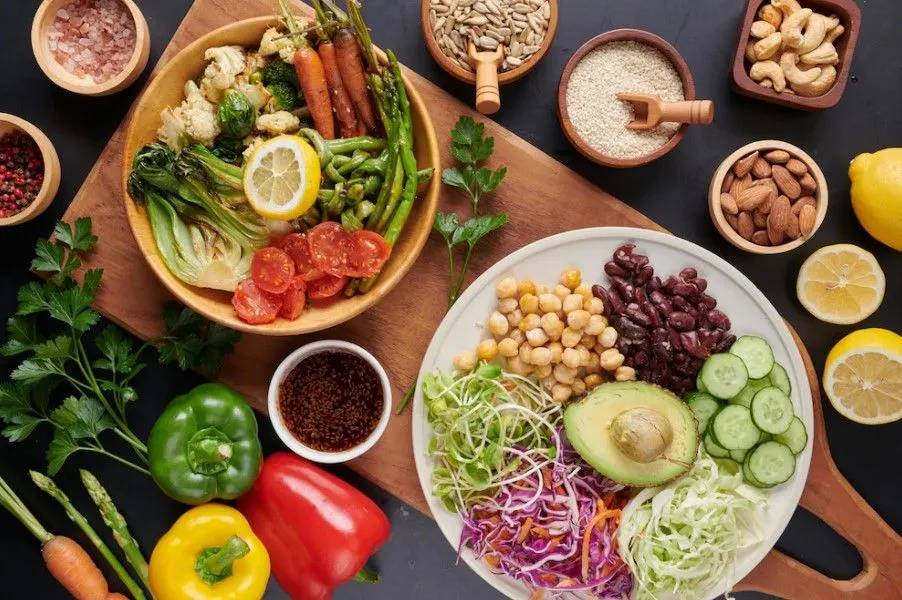 Explorando Sabores Fitness: Transforme Sua Rotina com Receitas Inovadoras de Omelete de Claras com Vegetais e Frango Grelhado ao Molho de Limão e Ervas! Descubra o Equilíbrio Perfeito Entre Nutrição e